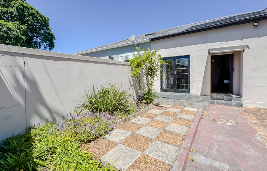 2 Bedroom Property for Sale in Claremont Village Western Cape